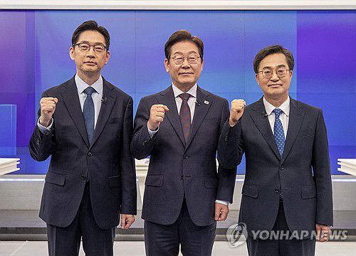 더불어민주당 경선 토론회 앞두고 기념촬영하는 후보들(서울=연합뉴스) 25일 서울 중구 TV조선 스튜디오에서 열린 더불어민주당 경선 마지막 TV토론회에서 후보들이 기념 촬영을 하고 있다. 왼쪽부터 김경수, 이재명, 김동연 후보. 2025.4.25 [국회사진기자단] photo@yna.co.kr