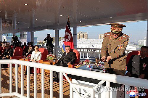 김정은, 딸 주애와 신형구축함 '최현호' 진수식 참석(평양 조선중앙통신=연합뉴스) 북한 김정은 국무위원장이 딸 주애와 함께 지난 25일 5,000t급 신형다목적구축함 '최현호' 진수식에 참석했다고 조선중앙통신이 26일 보도했다. 2025.4.26      [국내에서만 사용가능. 재배포 금지. For Use Only in the Republic of Korea. No Redistribution] nkphoto@yna.co.kr