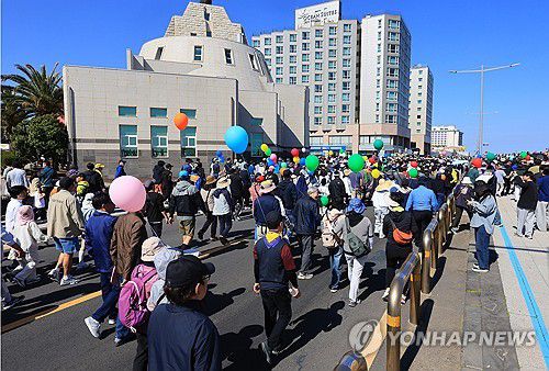 제주서 열린 '차 없는 거리 걷기' 행사(제주=연합뉴스) 전지혜 기자 = 26일 오전 제주시 원도심 탑동∼서문로터리∼관덕정∼탐라문화광장 3.5㎞ 구간에서 진행된 제주도 주최 '차 없는 거리 걷기' 행사에서 참가자들이 차량 통행이 통제된 도로를 걷고 있다. 2025.4.26 atoz@yna.co.kr