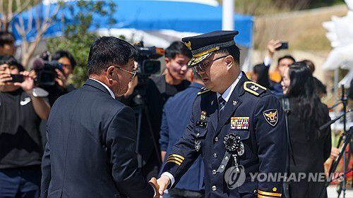 우순경 사건 희생자 유가족과 악수하는 김성희 경남경찰청장(의령=연합뉴스) 26일 김성희 경남경찰청장이 경남 의령군 궁류면 의령 4·26추모공원에서 엄수된 '우순경 사건' 희생자 위령제에서 희생자 유가족 대표와 악수하고 있다.     우순경 사건은 1982년 4월 26일 밤부터 이튿날 새벽까지 의령경찰서 궁류지서 소속 우범곤 순경이 총기와 실탄 등을 탈취해 궁류면 일대 주민 56명을 무참히 살해하고, 30여명에게 중경상을 입힌 사건이다. 2025.4.26 [경남경찰청 제공. 재판매 및 DB 금지] jjh23@yna.co.kr