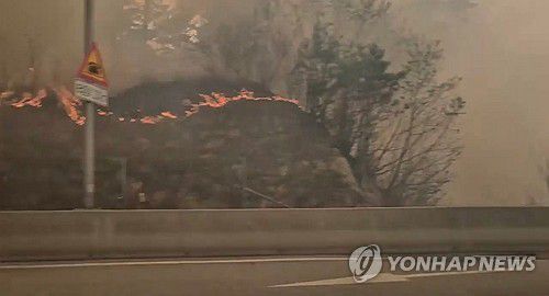 인제 하남리 산불 확산…진화 중(인제=연합뉴스) 26일 오후 1시 18분께 강원 인제군 상남면 하남리 한 야산에서 발생한 산불이 내린천 휴게소 인근까지 확산했다. 2025.4.26 [독자 제공. 재판매 및 DB 금지] ryu@yna.co.kr