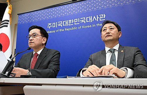 브리핑하는 최상목 부총리(서울=연합뉴스) 최상목 부총리 겸 기획재정부 장관(왼쪽)이 24일(현지시간) 미국 워싱턴DC 주미대사관에서 열린 '한미 2+2 통상협의' 결과 브리핑에서 발언하고 있다. 오른쪽은 안덕근 산업통상자원부 장관. 2025.4.25 [기획재정부 제공. 재판매 및 DB 금지] photo@yna.co.kr
