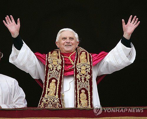 베네딕토 16세 교황 당선 인사(바티칸시국 로이터=연합뉴스 자료사진) 2005년 4월 19일 바티칸 성 베드로 대성당의 발코니에서 교황으로 당선돼 '베네딕토 16세'라는 이름을 쓰기로 한 독일 출신 요제프 라칭거 추기경이 신자들에게 인사하고 있다. 2025.4.27.