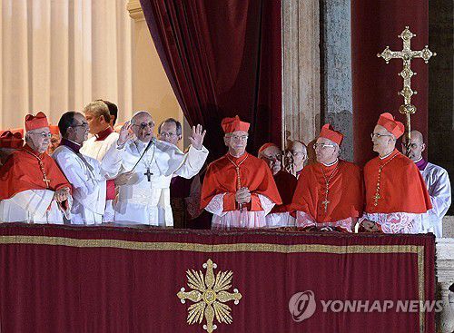당선 인사하는 프란치스코 교황(바티칸시티 AFP=연합뉴스 자료사진) 2013년 3월 13일 제266대 교황으로 당선돼 '프란치스코'라는 이름을 쓰기로 한 아르헨티나 출신 호르헤 베르고글리오(왼쪽에서 3번째) 추기경이 성 베드로 대성당 발코니에서 신자들에게 인사하고 있다. (Photo by Filippo MONTEFORTE / AFP) 2025.4.27.