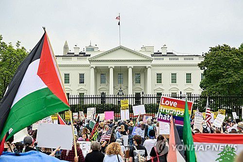 지난 19일 미 워싱턴DC 백악관 앞에서 시위 중인 사람들[AFP 연합뉴스 자료사진. 재판매 및 DB 금지]
