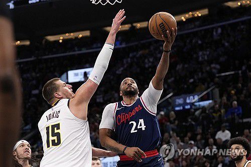슛하는 파월(오른쪽), 막으려는 요키치[AP=연합뉴스]