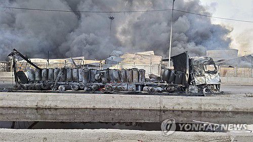 이란 항구 폭발(반다르압바스 AP=연합뉴스) 27일(현지시간) 이란 샤히드라자이 항구 폭발 현장에 연기가 치솟고 있다. 2025.4.27 photo@yna.co.kr