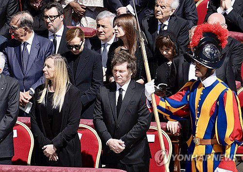 밀레이 아르헨티나 대통령(바티칸=EPA 연합뉴스) 프란치스코 교황의 모국인 아르헨티나의 하비에르 밀레이 아르헨티나 대통령이 대통령 비서실장이자 여동생인 카리나 밀레이와 함께 교황의 장례식에 참석했다. 2025.4.47