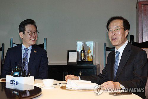 이재명 대표, 이석연 전 법제처장과 대화(서울=연합뉴스) 신준희 기자 = 더불어민주당 이재명 대표가 28일 여의도 한 식당에서 이석연 전 법제처장과 만나 대화하고 있다. 2024.11.28 hama@yna.co.kr