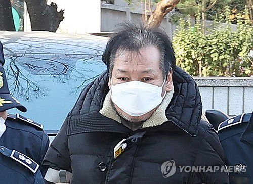 영장실질심사 출석하는 '건진법사' 전성배(서울=연합뉴스) 임헌정 기자 = 정치자금법 위반 혐의를 받는 이른바 '건진법사'로 알려진 전성배 씨가 19일 서울 양천구 서울남부지법에서 열린 구속 전 피의자 심문(영장실질심사)에 출석하며 법정으로 향하고 있다. 2024.12.19 kane@yna.co.kr