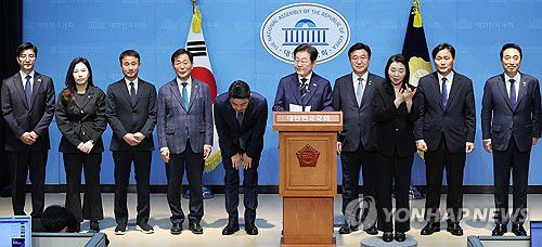 이재명 예비후보 경선 캠프 인선 공개(서울=연합뉴스) 김주형 기자 = 더불어민주당 대선 경선에 출마한 이재명 예비후보가 11일 서울 여의도 국회 소통관에서 집권 청사진 등을 소개하는 '비전 선포식 및 캠프 일정 발표'를 하고 있다.     왼쪽부터 이해식 비서실장, 강유정 대변인, 한병도 종합상황실장, 윤후덕 정책본부장, 강훈식 총괄본부장, 이재명 예비후보, 윤호중 선대위원장, 수어통역, 김영진 정무전략본부장, 박수현 공보단장. 2025.4.11 kjhpress@yna.co.kr