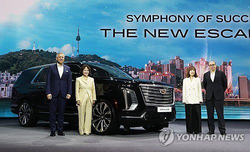 캐딜락 럭셔리 대형 SUV '더 뉴 에스컬레이드'(광명=연합뉴스) 홍기원 기자 = 지난 16일 경기도 광명시 아이벡스 스튜디오에서 헥터 비자레알 한국GM 사장 등 참석자들이 이날 공개된 제너럴모터스(GM)의 고급 브랜드 캐딜락을 대표하는 럭셔리 대형 스포츠유틸리티차(SUV) '더 뉴 에스컬레이드' 앞에서 포즈를 취하고 있다. 2025.4.27 xanadu@yna.co.kr