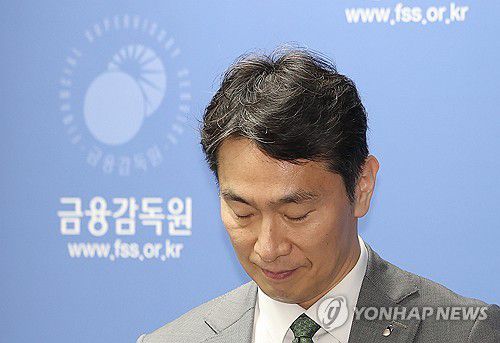 브리핑 준비하는 이복현 금감원장(서울=연합뉴스) 김성민 기자 = 이복현 금융감독원장이 24일 서울 영등포구 금융감독원에서 열린 자본시장 현안 브리핑에서 발언 준비를 하고 있다. 025.4.24 ksm7976@yna.co.kr