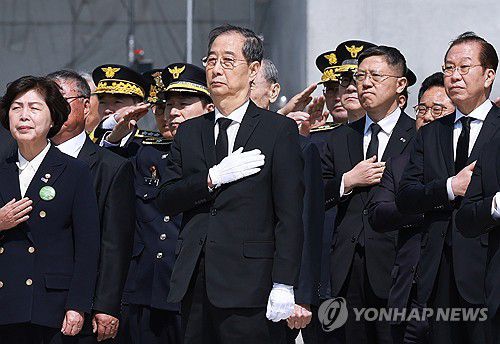 한덕수 권한대행, 순직의무군경의 날 기념식 참석(대전=연합뉴스) 홍해인 기자 = 한덕수 대통령 권한대행 국무총리가 25일 국립대전현충원에서 열린 '2회 순직의무군경의 날 기념식'에서 참석자들과 참배를 마치고 자리로 돌아오며 국기에 경례하고 있다. 2025.4.25 hihong@yna.co.kr