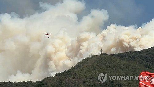 인제 하남리서 산불…산림청, 산불 1단계 발령(인제=연합뉴스) 지난 26일 오후 1시 18분께 인제군 상남면 하남리 인근 야산에서 산불이 발생했다.     산림·소방당국은 산불 1단계를 발령하고 헬기14대, 진화 차량 34대, 인력 191명을 투입해 산불 진화 작업을 벌이고 있다. [독자 제공. 재판매 및 DB 금지]