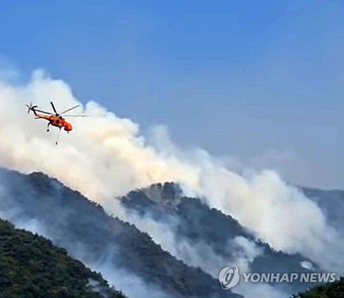 인제 산불 현장 투입된 진화 헬기(인제=연합뉴스) 26일 오후 1시 18분께 인제군 상남면 하남리 인근 야산에서 산불이 나 산림청 진화 헬기가 투입돼 진화하고 있다. 2025.4.26 [독자 제공. 재판매 및 DB 금지] jlee@yna.co.kr