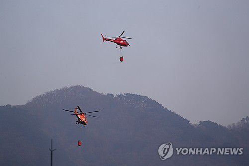 인제 하남리 산불 저지 '총력'(인제=연합뉴스) 류호준 기자 = 26일 오후 강원 인제군 상남면 하남리 인근 야산에서 산불이 발생해 진화 작업 중이다. 2025.4.26 ryu@yna.co.kr