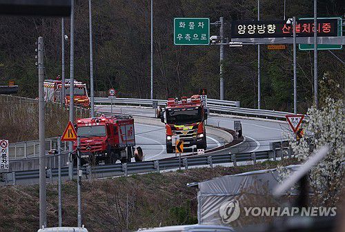 인제 산불 이틀째…분주한 진화 차량(인제=연합뉴스) 양지웅 기자 = 27일 강원 인제군 상남면 하남리 인근 도로에서 진화 차량이 분주히 산불 현장으로 향하고 있다.     산림 당국에 따르면 불은 전날 오후 1시 18분께 인제 상남면 하남리 서울양양고속도로 상남7터널 인근 야산에서 발생했고 이날 오전 헬기 35대를 투입해 산불 진화를 이틀째 이어가고 있다. 2025.4.27 yangdoo@yna.co.kr