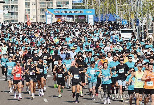 기장바다마라톤대회 '출발'(부산=연합뉴스) 손형주 기자 = 27일 오전 부산 기장군 일대에서 열린 제7회 기장바다마라톤대회에서 하프코스에 출전한 참가자들이 힘차게 출발하고 있다. 연합뉴스와 기장바다마라톤조직위원회가 주최한 이번 마라톤에서 1만명의 참가자는 기장군의 아름다운 해안가를 달렸다. 2025.4.27 handbrother@yna.co.kr