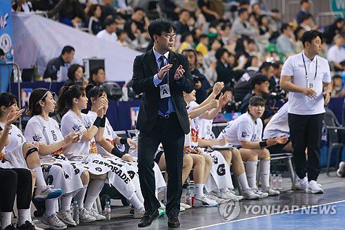 득점에 손뼉 치는 김경진 감독(서울=연합뉴스) 신현우 기자 = 27일 서울 송파구 올림픽공원 핸드볼경기장에서 열린 신한 SOL페이 2024-2025 핸드볼 H리그 여자부 챔피언결정전 2차전 삼척시청과 SK 슈가글라더즈의 경기. SK 김경진 감독이 최수민 득점을 보며 손뼉 치고 있다. 2025.4.27 nowwego@yna.co.kr