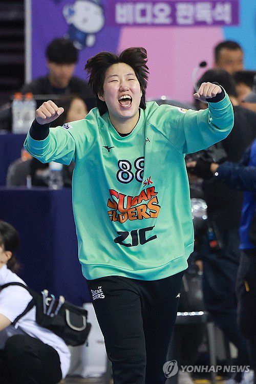 환호하는 박조은(서울=연합뉴스) 신현우 기자 = 27일 서울 송파구 올림픽공원 핸드볼경기장에서 열린 신한 SOL페이 2024-2025 핸드볼 H리그 여자부 챔피언결정전 2차전 삼척시청과 SK 슈가글라더즈의 경기. SK 골키퍼 박조은이 득점을 막아낸 뒤 환호하고 있다. 2025.4.27 nowwego@yna.co.kr