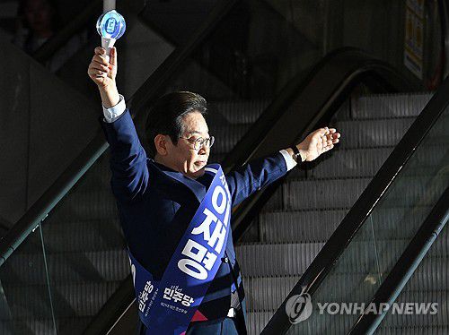 지지자 향해 응원봉 흔드는 이재명 대표(고양=연합뉴스) 김주성 기자 = 더불어민주당 이재명 대선 경선 후보가 27일 경기 고양시 킨텍스에서 열린 '제21대 대통령선거 후보자 선출을 위한 수도권·강원·제주 경선 및 최종 후보자 선출 대회'에 참석하며 지지자들을 향해 응원봉을 들어올리고 있다. 2025.4.27 [공동취재] utzza@yna.co.kr
