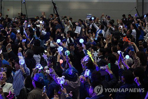 응원봉 흔드는 지지자들(고양=연합뉴스) 김주성 기자 = 더불어민주당 박범계 중앙당선거관리위원장이 27일 경기 고양시 킨텍스에서 열린 '제21대 대통령선거 후보자 선출을 위한 수도권·강원·제주 경선 및 최종 후보자 선출 대회'에서 투표 결과를 발표하자 각 후보 지지자들이 응원봉을 흔들며 환호하고 있다. 2025.4.27 utzza@yna.co.kr