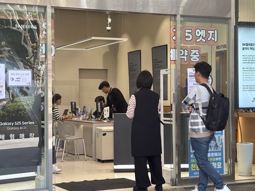 유심 교체 현장[촬영 조현영]