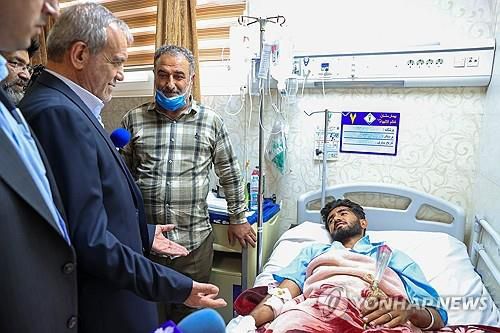 이란 항구 폭발사고로 다친 환자 방문한 페제시키안 대통령이란 대통령실 제공. 재판매 및 DB 금지]