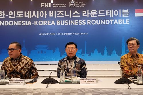 한-인도네시아 비즈니스 라운드테이블(자카르타=연합뉴스) 박의래 특파원 = (왼쪽부터)토도투아 파사리부 인도네시아 투자부 차관과 신동빈 롯데그룹 회장, 김창범 한국경제인협회 부회장이 28일(현지시간) 인도네시아 자카르타 랭햄 호텔에서 열린 '한-인도네시아 비즈니스 라운드테이블'에 참석하고 있다. 2025.4.28 laecorp@yna.co.kr