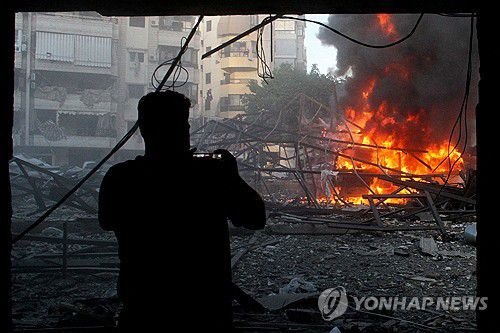 이스라엘, 휴전 후 3번째 베이루트 공습(베이루트 AFP=연합뉴스) 이스라엘군이 27일(현지시간) 헤즈볼라의 근거지인 베이루트 다히예 지역을 폭격한 뒤 화재가 난 곳을 한 남성이 휴대전화로 촬영하고 있다. 2025.4.28 photo@yna.co.kr