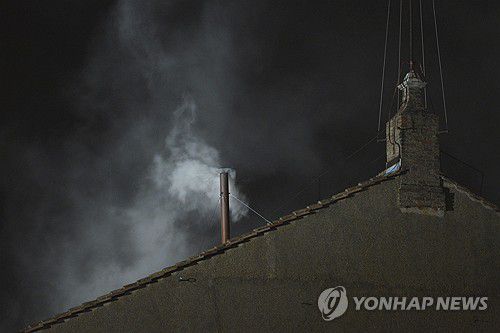 2013년 콘클라베 당시 시스티나 대성당 굴뚝에서 솟구치는 흰색 연기[AFP 연합뉴스 자료사진. 재판매 및 DB 금지]