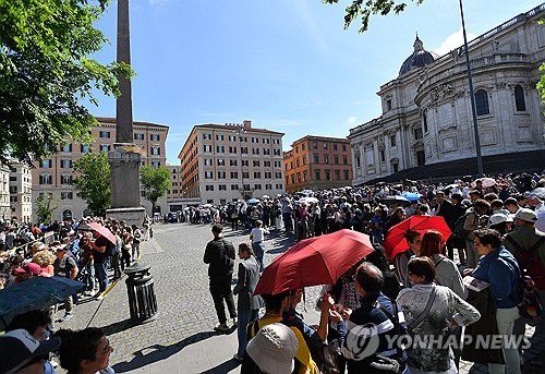 교황의 무덤이 안치된 산타 마리아 마조레 대성전 입장 위해 줄 선 사람들[EPA 연합뉴스. 재판매 및 DB 금지]