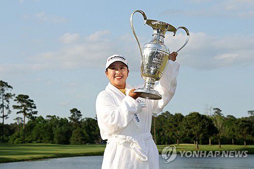 우승 트로피 든 사이고 마오[게티이미지/AFP=연합뉴스]