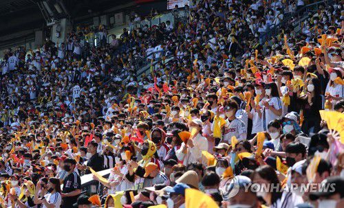 어린이날 맞아 야구장 찾은 관중들(서울=연합뉴스) 김도훈 기자 = 어린이날인 5일 2022 프로야구 KBO리그 두산 베어스와 LG 트윈스의 경기가 열린 서울 잠실야구장을 찾은 팬들이 응원하고 있다. 2022.5.5 superdoo82@yna.co.kr