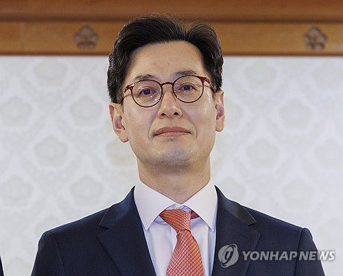 임명장 받은 손영택 총리 비서실장(서울=연합뉴스) 황광모 기자 = 손영택 국무총리 비서실장이 28일 오전 서울 종로구 정부서울청사에서 열린 차관급 임명장 수여식에서 한덕수 국무총리에게 임명장을 받은 뒤 기념 촬영하고 있다. 2023.12.28 hkmpooh@yna.co.kr