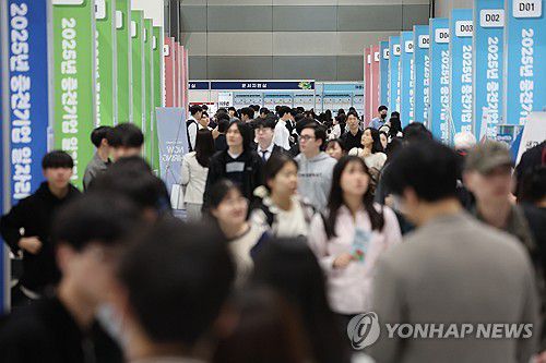 중견기업 일자리 박람회(서울=연합뉴스) 임화영 기자 = 23일 서울 강남구 코엑스에서 열린 2025 중견기업 일자리 박람회를 찾은 구직자들이 부스를 돌아보고 있다. 2025.4.23 hwayoung7@yna.co.kr