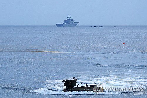 해안에 접근하는 상륙돌격장갑차(포항=연합뉴스) 손대성 기자 = 28일 경북 포항 일대에서 열린 2025년 전반기 합동상륙훈련에서 해병대원들이 상륙돌격장갑차(KAAV)가 전진하고 있다. 2025.4.28 sds123@yna.co.kr