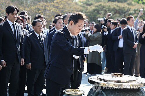 현충탑 분향하는 이재명 후보(서울=연합뉴스) 윤동진 기자 = 더불어민주당 이재명 대선후보가 28일 서울 동작구 국립서울현충원 현충탑에서 분향하고 있다. 2025.4.28 mon@yna.co.kr