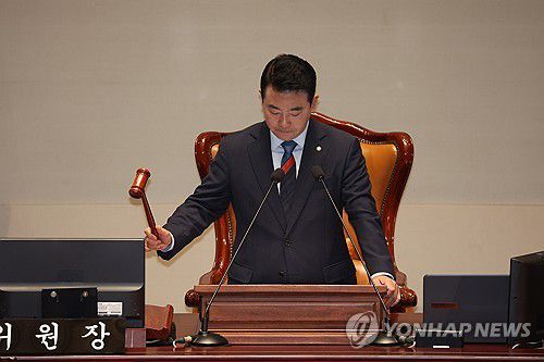 개의 선언하는 박정 위원장(서울=연합뉴스) 박동주 기자 = 28일 서울 여의도 국회에서 추가경정예산(추경)안을 심사하는 종합정책질의 등을 위해 열린 국회 예산결산특별위원회 전체회의에서 박정 위원장이 의사봉을 두드리며 개의선언을 하고 있다. 2025.4.28 pdj6635@yna.co.kr