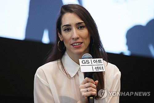 질문에 답하는 인마클라다 살로몬(서울=연합뉴스) 강민지 기자 = 인마클라다 살로몬 수석 무용수가 28일 서울 강남구 GS타워에서 열린 2025 GS아트센터 예술가들 시리즈 '스페인 국립 플라멩코 발레단X마르코스 모라우 아파나도르' 기자간담회에서 질문에 답하고 있다. 2025.4.28 mjkang@yna.co.kr