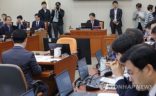 국회 정무위원회 전체회의(서울=연합뉴스) 류영석 기자 = 28일 국회에서 열린 정무위원회 전체회의에서 윤한홍 위원장이 의사봉을 두드리고 있다. 2025.4.28 ondol@yna.co.kr