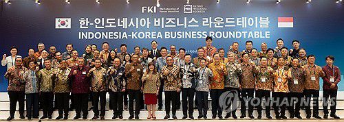 한-인도네시아 비즈니스 라운드테이블(서울=연합뉴스) 신동빈 롯데그룹 회장을 비롯한 한-인니 주요 관계자들이 28일(현지시간) 인도네시아 자카르타 랭햄 호텔에서 열린 '한-인도네시아 비즈니스 라운드테이블'에서 기념 촬영하고 있다. 2025.4.28 [한국경제인협회 제공. 재판매 및 DB 금지] photo@yna.co.kr