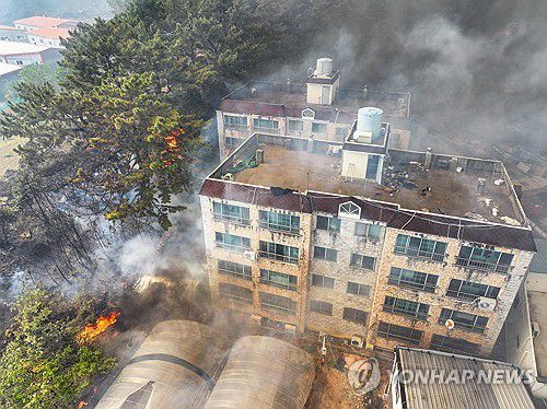 민가 다다른 산불(대구=연합뉴스) 윤관식 기자 = 28일 오후 2시 1분께 대구 북구 노곡동 함지산에서 발생한 산불이 인근인 조야동 민가까지 확산하고 있다. 2025.4.28 psik@yna.co.kr