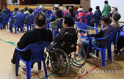 대구북구 산불 대피소(대구=연합뉴스) 황수빈 기자 = 28일 오후 대구 북구 함지산에서 발생한 산불로 주민들이 하나둘씩 대피소인 팔달초 강당에 모이고 있다. 2025.4.28 hsb@yna.co.kr