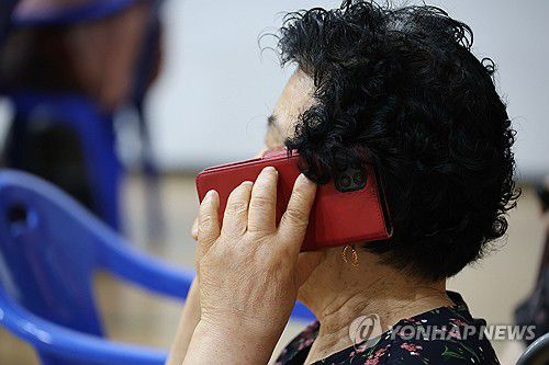 대구북구 산불 대피소서 안부 전화(대구=연합뉴스) 황수빈 기자 = 28일 오후 대구 북구 함지산에서 발생한 산불로 마련된 팔달초 강당에 주민들이 대피했다. 사진은 한 어르신이 안부 전화를 받는 모습. 2025.4.28 hsb@yna.co.kr