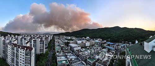 노심초사(대구=연합뉴스) 윤관식 기자 = 28일 오후 2시 1분께 대구 북구 노곡동 함지산에서 발생한 산불이 확산하고 있는 가운데 서변동 한 아파트 옥상에서 주민들이 산불 상황을 지켜보고 있다. 2025.4.28 psik@yna.co.kr