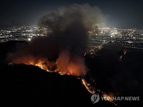 대구 도심 코앞에서 타오르는 산불(대구=연합뉴스) 윤관식 기자 = 28일 오후 2시 1분께 대구 북구 노곡동 함지산에서 발생한 산불이 야간에도 확산하고 있다. 2025.4.28 psik@yna.co.kr