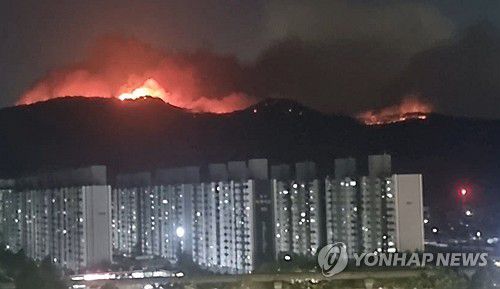 야간에도 확산하는 대구 북구 산불(서울=연합뉴스) 28일 대구 북구 함지산에서 난 불이 야간에도 확산하고 있다. 2025.4.28 [독자 김혜진 씨 제공. 재판매 및 DB 금지] photo@yna.co.kr