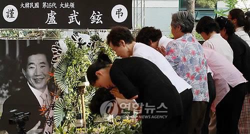 노무현 전 대통령 초재 올리는 추모객들    (서울=연합뉴스) 김현태 기자 = 노무현 전 대통령의 영결식이 열린 29일 서울 조계사에서 추모객들이 49재 중 초재를 올리며 명복을 빌고 있다. 2009.5.29